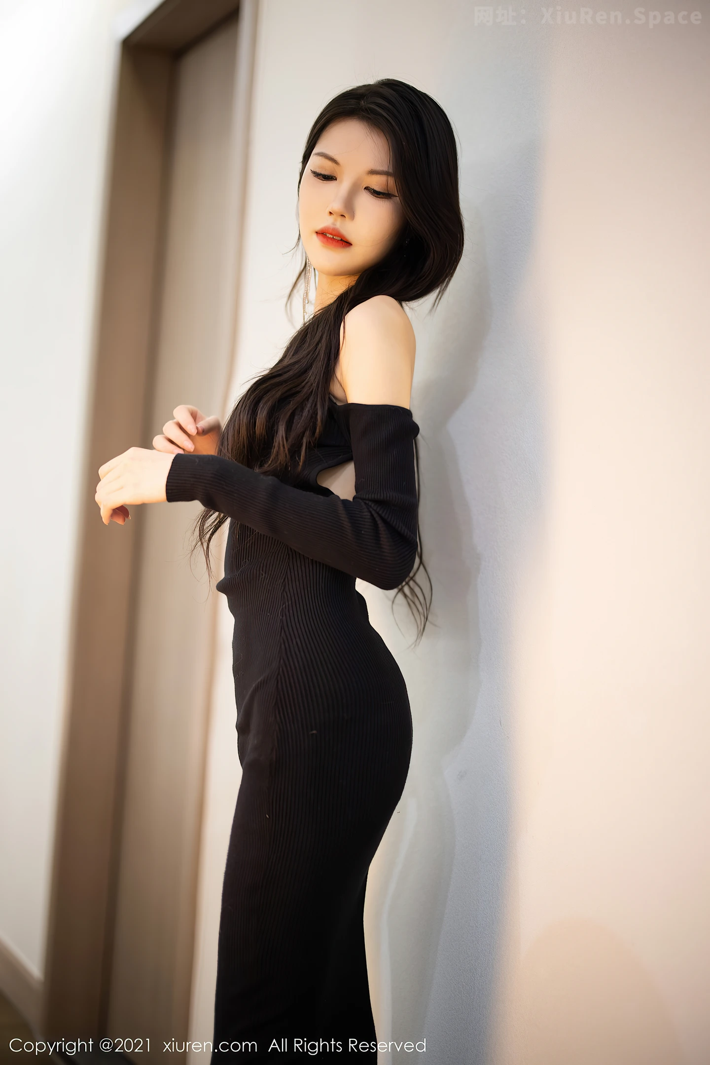 图片[2]-[XiuRen秀人网]VOL.3822 新人模特媛媛酱belle杭州旅拍黑色典雅礼裙配黑丝裤袜魅惑写真96P-秀人网官方网站